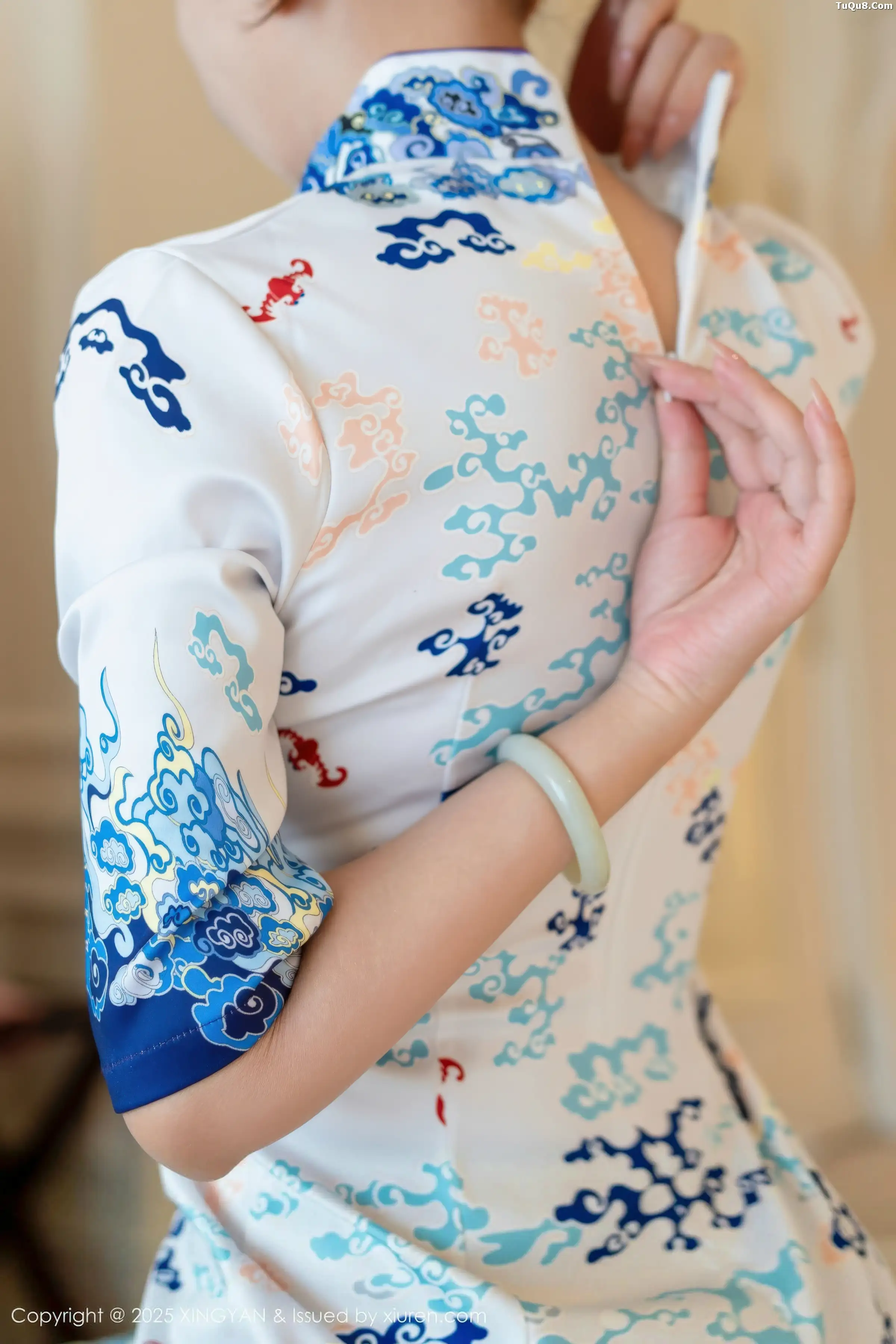 秀人集.com_[XINGYAN星颜社]VOL.435_模特李若汐浅色旗袍露红色内衣配超薄肉丝秀惹火身段诱惑写真76P